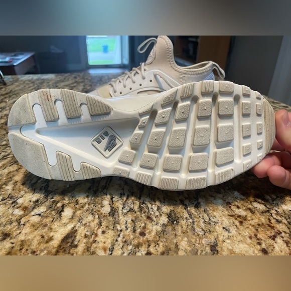 Women’s Nike Huaraches - Picture 11 of 13